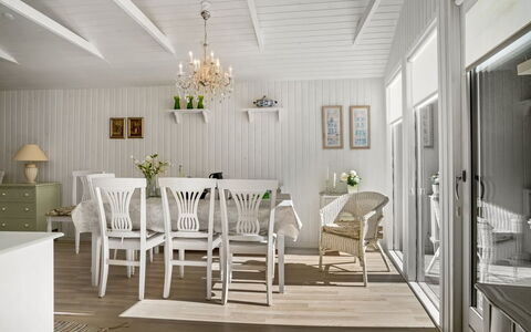 Nanne - from the Sea: Möbel, Interior Design, Flooring, Holz, Fussboden, Decke, Esszimmer, Tabelle, Stuhl, Light Fixture