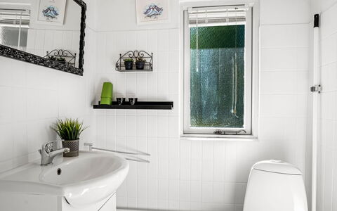 Nanne - from the Sea: Wand, Armatur, Interior Design, Badezimmer, Flooring, Fussboden, Sinken, Toilette, Installation, Zapfhahn