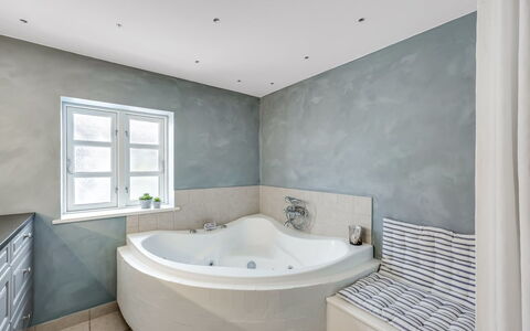 Domi - 200M from the Sea: Badewanne, Flooring, Armatur, Fussboden, Interior Design, Badezimmer, Decke, Installation, Zimmer, Zapfhahn