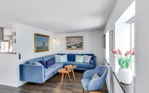 Domi - 200M from the Sea: Möbel, Interior Design, Couch, Flooring, Wand, Fussboden, Wohnzimmer, Holz, Decke, Zimmer