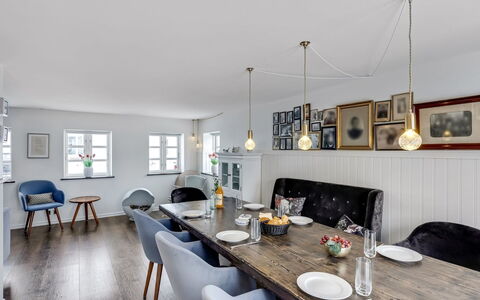 Domi - 200M from the Sea: Möbel, Interior Design, Wand, Flooring, Decke, Holz, Light Fixture, Tabelle, Esszimmer, Fussboden