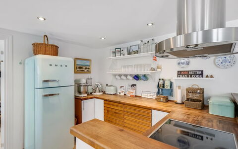 Domi - 200M from the Sea: Küchengerät, Küche, Countertop, Major Appliance, Möbel, Interior Design, Cabinetry, Haushaltsgerät, Flooring, Holz