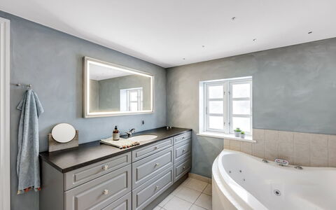 Domi - 200M from the Sea: Flooring, Fussboden, Armatur, Badezimmer, Interior Design, Badezimmerschrank, Installation, Zapfhahn, Fliese, Decke