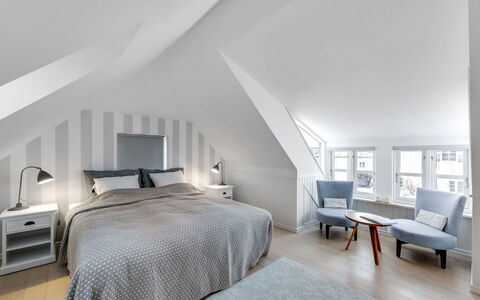 Domi - 200M from the Sea: Schlafzimmer, Interior Design, Bett, Decke, Bedding, Flooring, Fussboden, Bettdecke, Linens, Zuhause