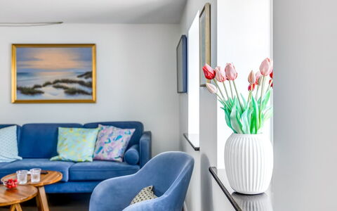 Domi - 200M from the Sea: Möbel, Interior Design, Couch, Wand, Flooring, Wohnzimmer, Fussboden, Zimmer, Zuhause, Textil