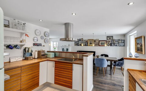 Domi - 200M from the Sea: Möbel, Interior Design, Flooring, Küche, Countertop, Cabinetry, Holz, Fussboden, Decke, Küchengerät