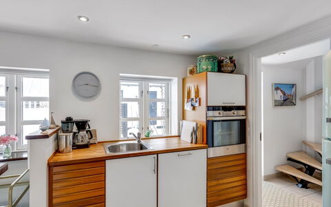 Domi - 200M from the Sea: Flooring, Holz, Fussboden, Interior Design, Cabinetry, Countertop, Küche, Möbel, Zuhause, Major Appliance