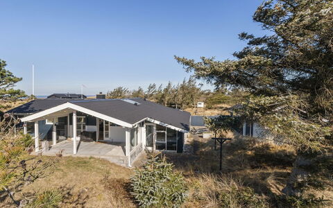 Svante - 300M from the Sea: Dach, Haus, Zuhause, Hütte, Tür, Abstellgleis, Estate, Rasen, Garten, Veranda