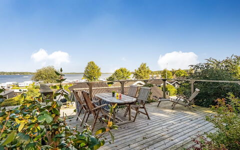 Odlef - 110M to the Fjord: Himmel, Landschaft, Stuhl, Gartenmöbel, Garten, Eco Hotel, Schatten, Resort, Deck