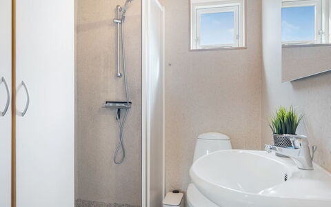 Odlef - 110M to the Fjord: Armatur, Badezimmer, Wand, Flooring, Fussboden, Interior Design, Sinken, Toilette, Zapfhahn, Bad Sink