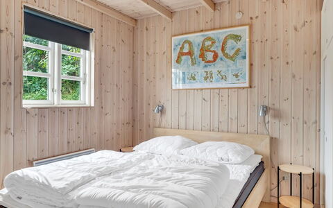 Odlef - 110M to the Fjord: Schlafzimmer, Holz, Bett, Flooring, Fussboden, Interior Design, Bedding, Bettdecke, Bettrahmen, Möbel