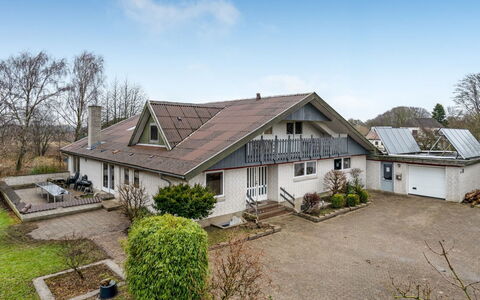 Stilla - 19Km from the Sea: Dach, Haus, Zuhause, Hütte, Tür, Abstellgleis, Estate, Rasen, Garten, Veranda