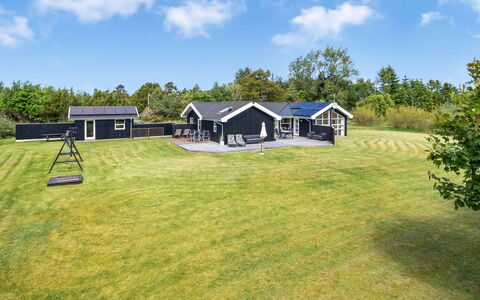 Oddvar - 400M from the Sea: Zuhause, Dach, Haus, Tür, Hütte, Schatten, Garten, Ground, Veranda, Garten