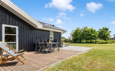 Oddvar - 400M from the Sea: Zuhause, Dach, Haus, Tür, Hütte, Schatten, Garten, Ground, Veranda, Garten