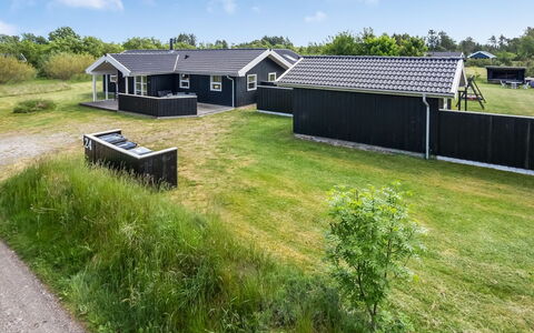 Oddvar - 400M from the Sea: Zuhause, Dach, Haus, Tür, Hütte, Schatten, Garten, Ground, Veranda, Garten