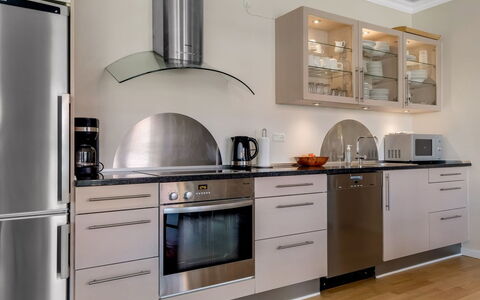 Verner - 990M from the Sea: Küchengerät, Möbel, Küche, Cabinetry, Flooring, Major Appliance, Countertop, Interior Design, Haushaltsgerät, Holz