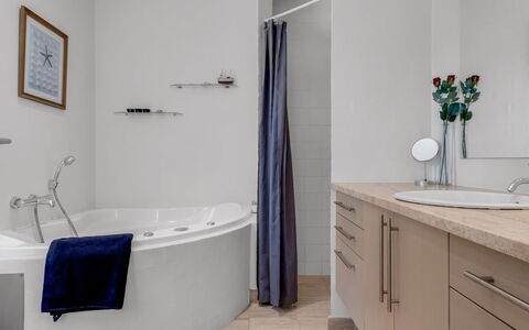 Verner - 990M from the Sea: Badezimmer, Interior Design, Armatur, Flooring, Fussboden, Badewanne, Zapfhahn, Sinken, Installation, Spiegel