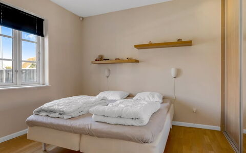 Verner - 990M from the Sea: Bett, Möbel, Schlafzimmer, Wand, Fussboden, Interior Design, Holz, Flooring, Bedding, Bettdecke