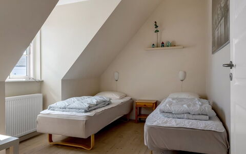 Verner - 990M from the Sea: Bett, Fussboden, Schlafzimmer, Flooring, Interior Design, Wand, Bedding, Bettdecke, Holz, Möbel