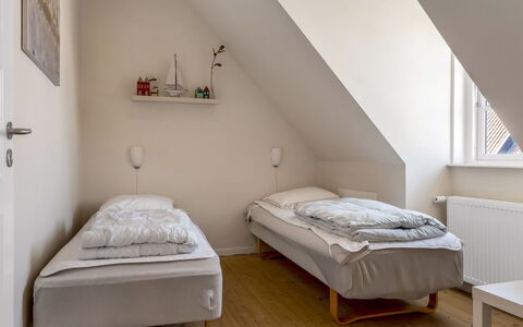 Verner - 990M from the Sea: Bett, Schlafzimmer, Fussboden, Interior Design, Wand, Flooring, Holz, Bedding, Möbel, Bettdecke