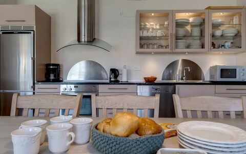 Verner - 990M from the Sea: Möbel, Interior Design, Küchengerät, Küche, Decke, Holz, Flooring, Countertop, Beleuchtung, Cabinetry