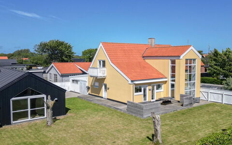 Meike - 700M from the Sea: Haus, Dach, Zuhause, Hütte, Schuppen, Gartenbauten, Abstellgleis, Garten, Blockhaus, Hütte