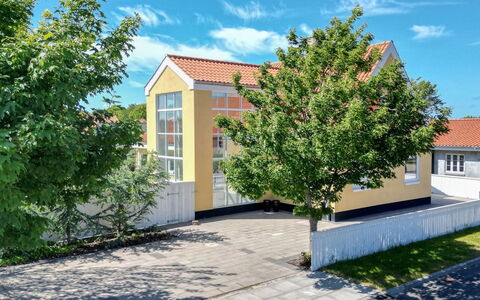 Meike - 700M from the Sea: Haus, Dach, Zuhause, Hütte, Schuppen, Gartenbauten, Abstellgleis, Garten, Blockhaus, Hütte