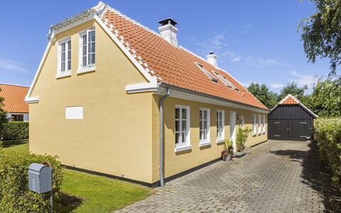 Faik - 1.4Km from the Sea: Zuhause, Dach, Haus, Tür, Hütte, Schatten, Garten, Ground, Veranda, Garten