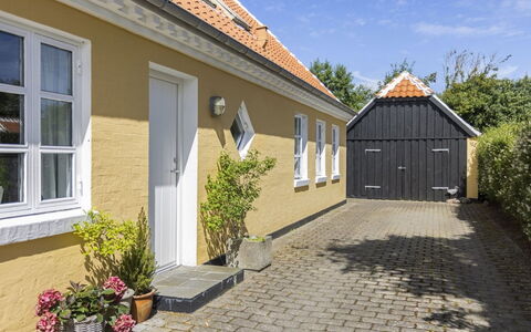 Faik - 1.4Km from the Sea: Zuhause, Dach, Haus, Tür, Hütte, Schatten, Garten, Ground, Veranda, Garten