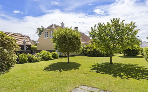 Faik - 1.4Km from the Sea: Zuhause, Dach, Haus, Tür, Hütte, Schatten, Garten, Ground, Veranda, Garten