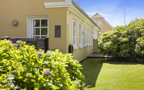 Faik - 1.4Km from the Sea: Zuhause, Dach, Haus, Tür, Hütte, Schatten, Garten, Ground, Veranda, Garten