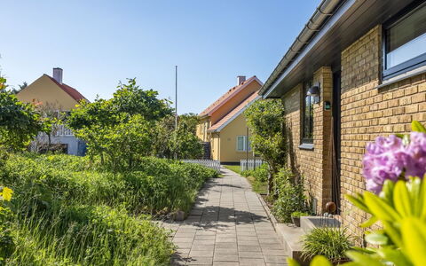 Segut - 300M from the Sea: Dach, Haus, Zuhause, Hütte, Tür, Abstellgleis, Deck, Veranda, Planke, Hartholz