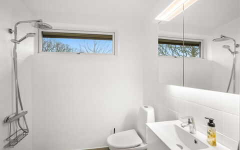 Segut - 300M from the Sea: Flooring, Interior Design, Armatur, Wand, Fussboden, Badezimmer, Holz, Decke, Zapfhahn, Sinken