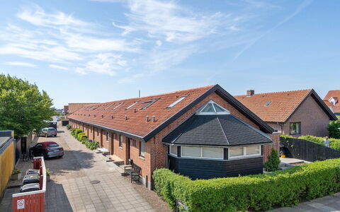 Henritte - 200M from the Sea: Dach, Wohngebiet, Mauerwerk, Auffahrt, Backstein, Parkplatz