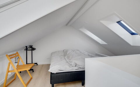 Henritte - 200M from the Sea: Holz, Decke, Interior Design, Flooring, Fussboden, Dachboden, Schlafzimmer, Möbel, Zimmer, Bett