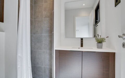 Henritte - 200M from the Sea: Flooring, Wand, Interior Design, Fussboden, Armatur, Badezimmer, Badezimmerschrank, Zuhause, Zimmer, Installation