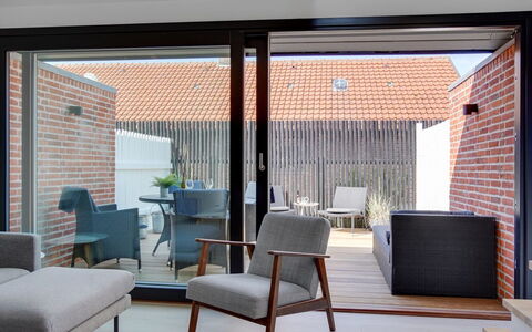 Henritte - 200M from the Sea: Möbel, Interior Design, Holz, Flooring, Fussboden, Stuhl, Couch, Zuhause, Wohnzimmer, Tabelle