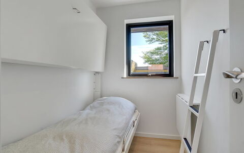Henritte - 200M from the Sea: Wand, Holz, Fussboden, Interior Design, Flooring, Schlafzimmer, Decke, Bett, Zimmer, Wohnung