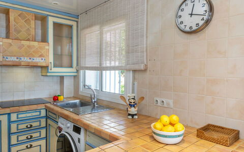 Apartamento Palace: Küche, Countertop, Flooring, Interior Design, Küchengerät, Holz, Major Appliance, Cabinetry, Fussboden, Zimmer