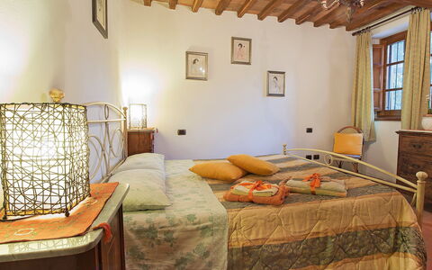 Massarosa 890: Schlafzimmer, Bett, Zimmer, Möbel, Interior Design, Bettrahmen, Eigentum, Bettdecke, Bedding, Wand