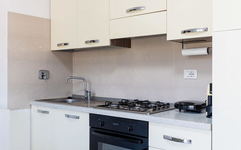 Alessandro: Küche, Küchengerät, Major Appliance, Countertop, Cabinetry, Holz, Herd, Herd, Haushaltsgerät, Interior Design