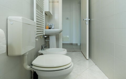 Alessandro: Toilleten Sitz, Badezimmer, Toilette, Armatur, Sinken, Flooring, Interior Design, Bad Sink, Fussboden, Installation
