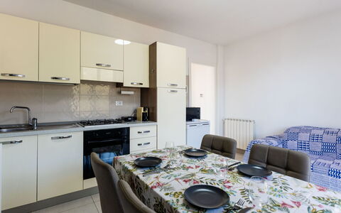 Alessandro: Interior Design, Flooring, Fussboden, Zimmer, Möbel, Decke, Wohnung, Cabinetry, Stuhl, Major Appliance