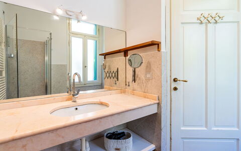 Villa Cristina: Bad Sink, Wand, Armatur, Flooring, Sinken, Holz, Fussboden, Zapfhahn, Badezimmer, Interior Design