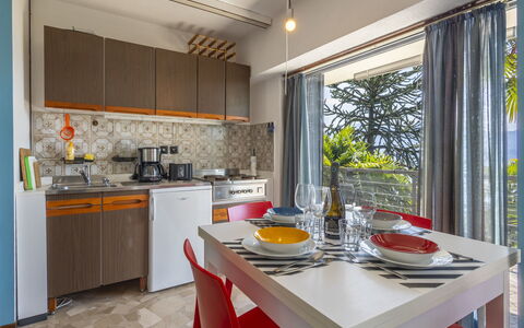 Max: Möbel, Major Appliance, Küche, Wohnung, Stuhl, Küchengerät, Resort, Holzbeize, Küche & Esszimmer Tisch, Countertop