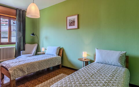 Family Home: Bett, Schlafzimmer, Fussboden, Flooring, Bettdecke, Wand, Bedding, Interior Design, Holz, Möbel