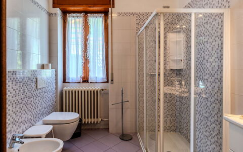 Family Home: Flooring, Fussboden, Armatur, Interior Design, Badezimmer, Installation, Zapfhahn, Fliese, Zimmer, Sinken