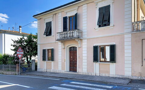 Lucia e Francesco: Fenster, Gebäude, Tür, Fassade, Nachbarschaft, Haus, Wohngebiet, Zuhause, Menschliche Siedlung, Formen