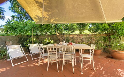 Lucia e Francesco: Möbel, Tabelle, Stuhl, Gartenmöbel, Küche & Esszimmer Tisch, Tisch Im Freien, Schatten, Blumentopf, Garten, Outdoor Struktur