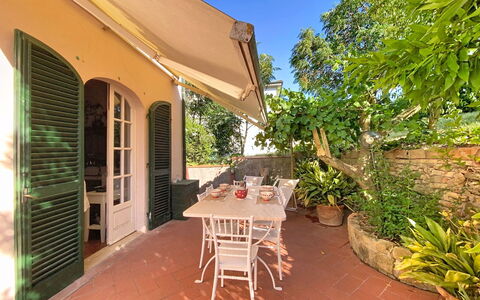 Lucia e Francesco: Zuhause, Tür, Möbel, Balkon, Stuhl, Zimmerpflanze, Schatten, Gartenmöbel, Veranda, Hazienda